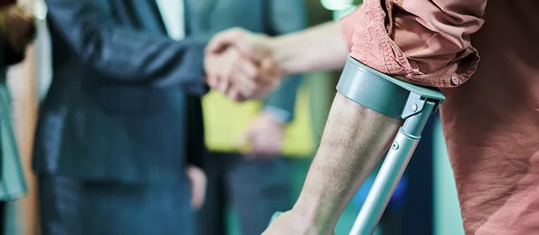 personal injury lawyer shaking an injured person's hand